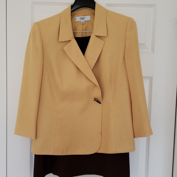 Le Suit Dresses & Skirts - Le Suit Gold & Brown Suit